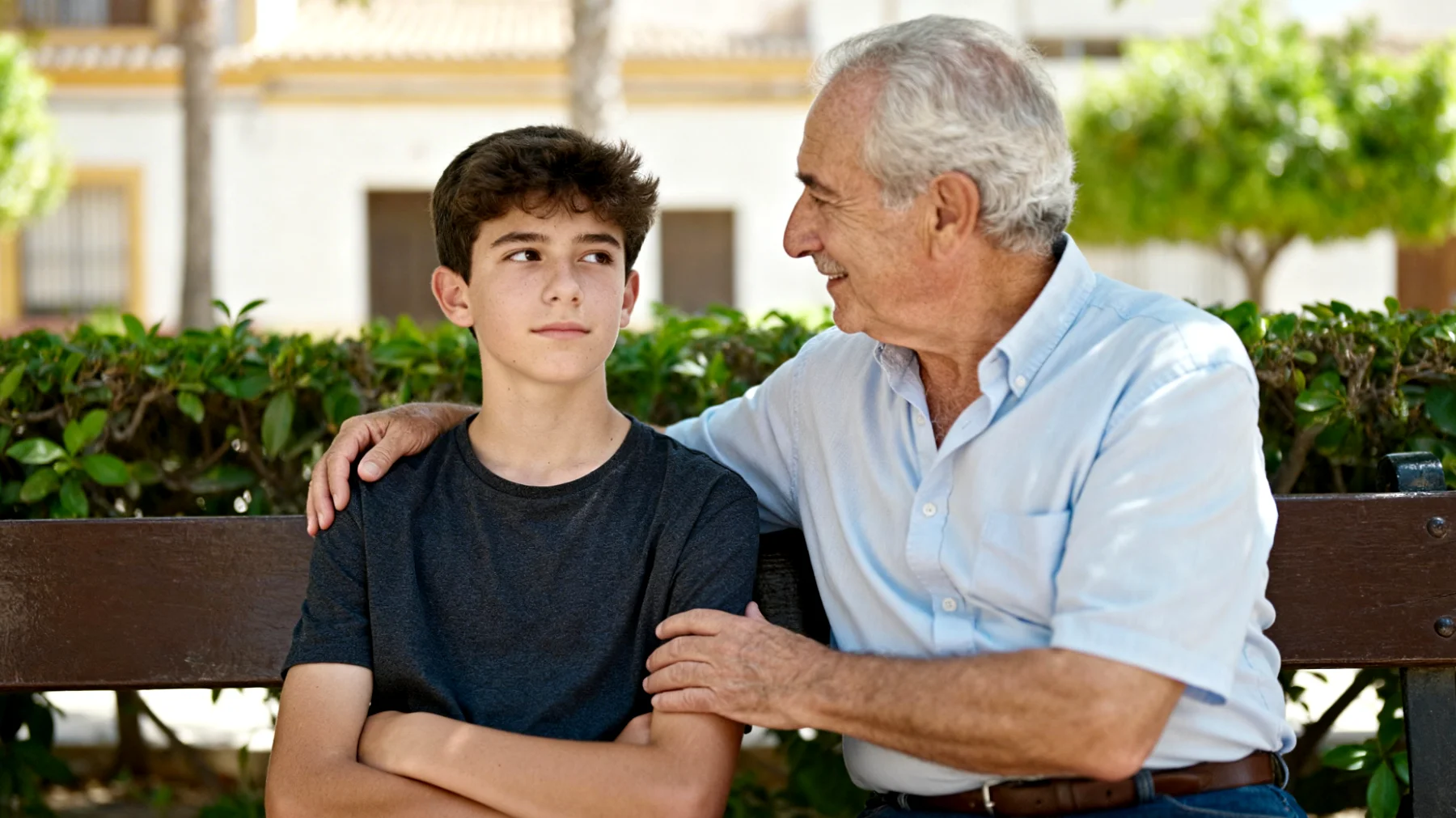 Un abuelo nota que su nieto adolescente reacciona con resistencia intensa, irritabilidad y cierre emocional cada vez que se produce un cambio significativo en la rutina familiar, como un traslado de ciudad, el inicio de un nuevo curso escolar o una modificación en la dinámica del hogar. El abuelo no sabe cómo acompañarlo en estas transiciones sin que el joven se bloquee o se aleje emocionalmente."